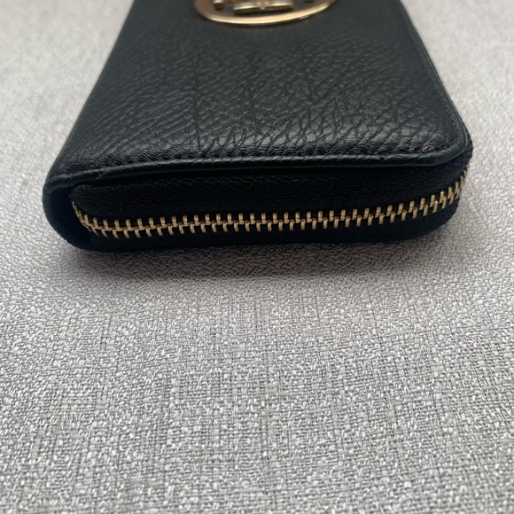 Authentic Tory Burch black pebble leather wallet with gold hardware - Picture 8 of 10